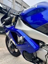 YAMAHA R1