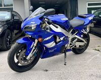 YAMAHA R1