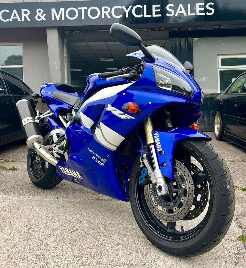 YAMAHA R1