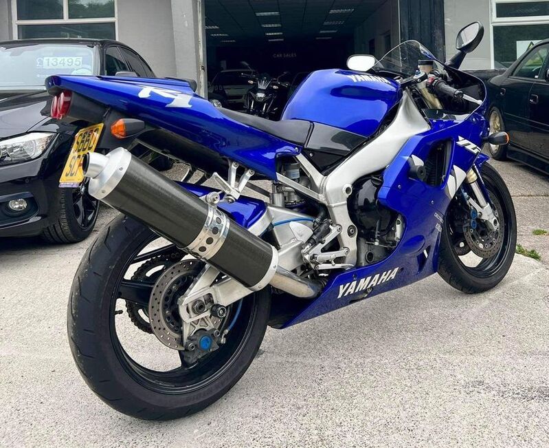 YAMAHA R1