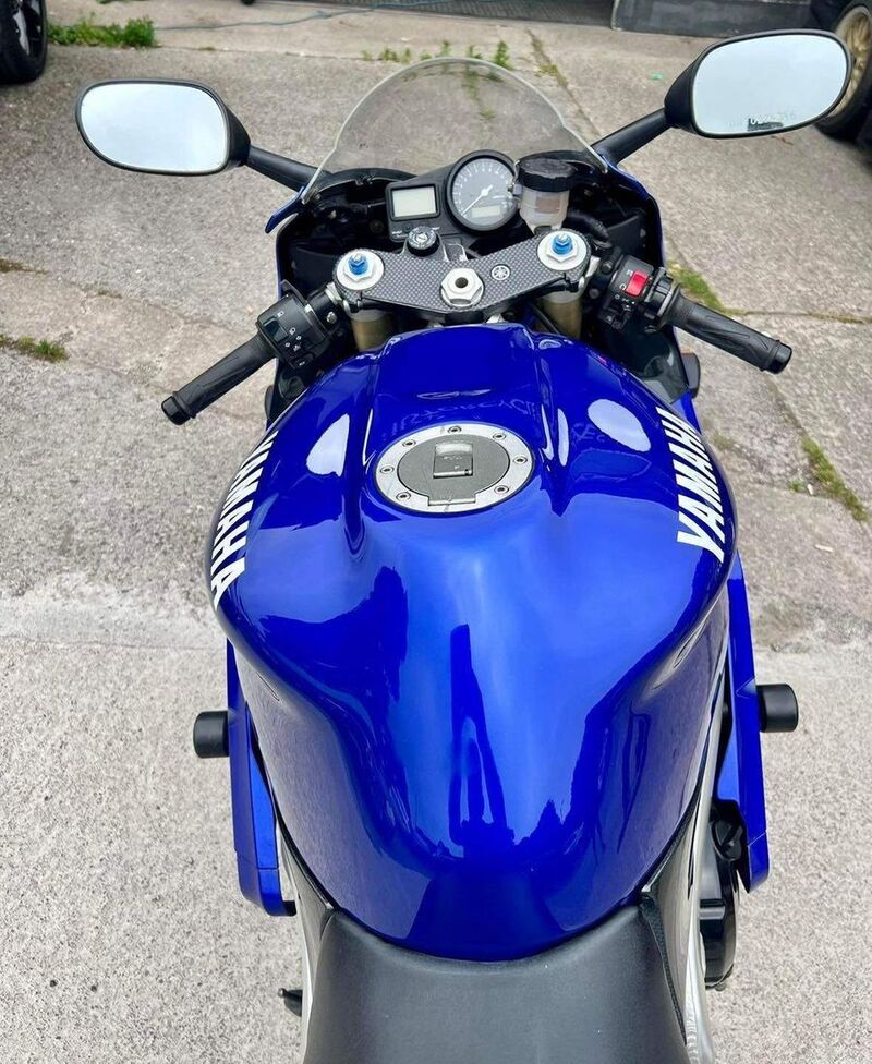 YAMAHA R1