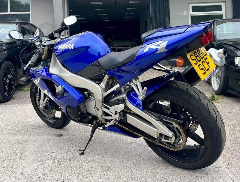 YAMAHA R1