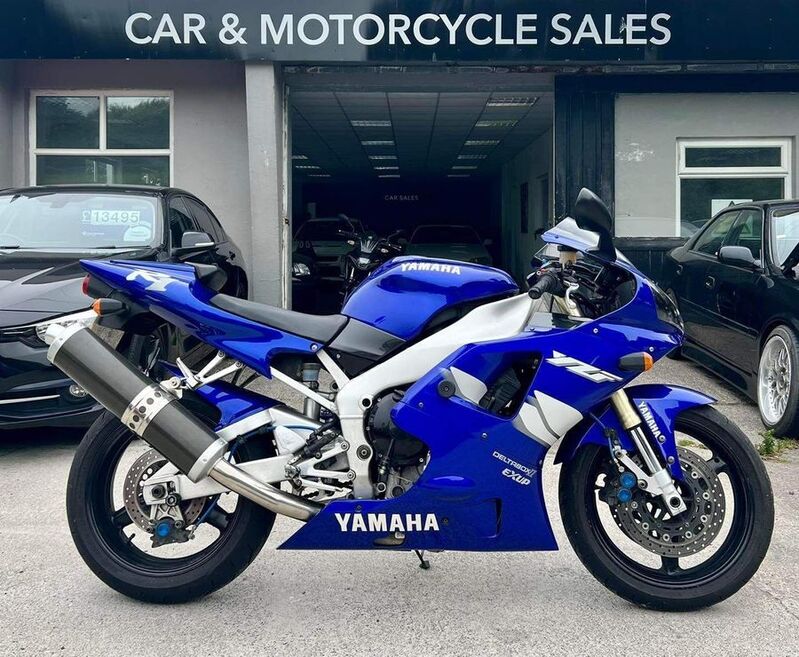 YAMAHA R1