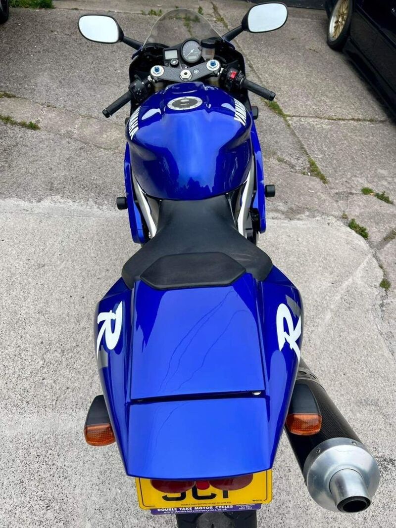 YAMAHA R1